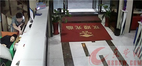 凌晨贼手 凌晨时分 收银员、保安睡意正浓 男子杜某贼手伸向网吧、宾馆前台 凌晨贼手 凌晨时分 收银员、保安睡意正浓 男子杜某贼手伸向网吧、宾馆前台