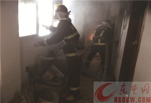 鞋厂失火 工人自救并报警 消防官兵增援后 迅速将火扑灭