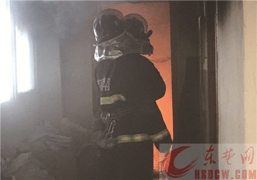鞋厂失火 工人自救并报警 消防官兵增援后 迅速将火扑灭