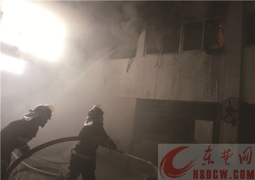 鞋厂失火 工人自救并报警 消防官兵增援后 迅速将火扑灭