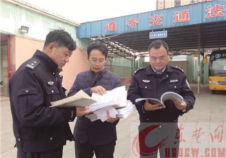 黄石港交巡警大队向湖师大下达整改通知 交警部门在全市开展校车安全隐患大排查
