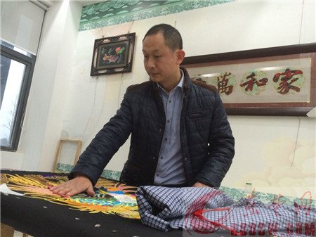 阳新洪汉锐身残志坚 创业成功不忘帮扶他人 传奇锐哥带领当地残疾人绣出致富路
