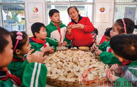 市府路小学昨日举行“情暖冬日”包饺子活动