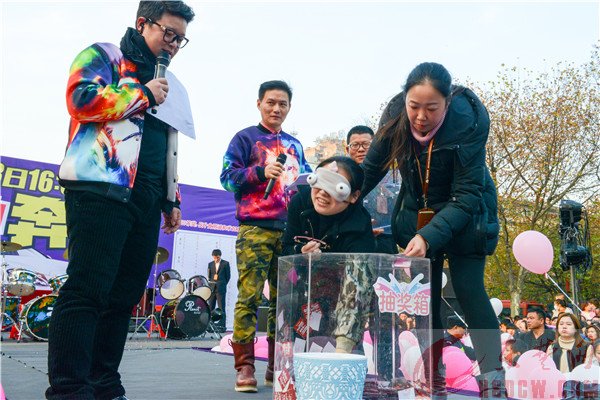 黄石摩尔城举行“1218抽奔驰活动”