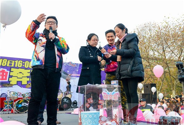 黄石摩尔城举行“1218抽奔驰活动”