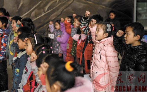 宣读“入职”誓词，聆听首场培训，参观本集团社史陈列馆 这一刻，小记者们无比光荣