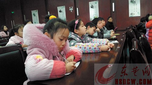 宣读“入职”誓词，聆听首场培训，参观本集团社史陈列馆 这一刻，小记者们无比光荣