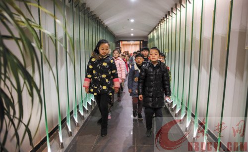 宣读“入职”誓词，聆听首场培训，参观本集团社史陈列馆 这一刻，小记者们无比光荣