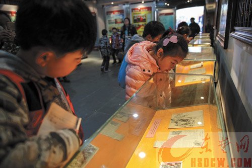 宣读“入职”誓词，聆听首场培训，参观本集团社史陈列馆 这一刻，小记者们无比光荣