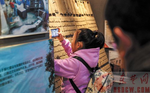 宣读“入职”誓词，聆听首场培训，参观本集团社史陈列馆 这一刻，小记者们无比光荣