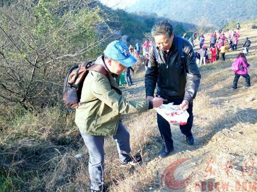 500名户外爱好者上黄荆山捡拾垃圾