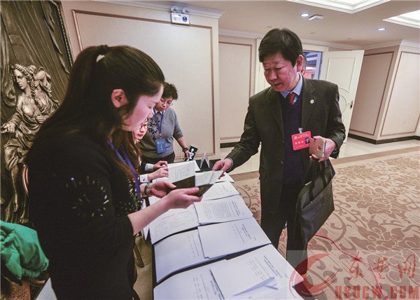 市第十三次党代会报到现场