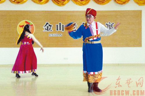 75岁的年龄 57岁的心态 爱唱歌爱表演让龚庆义越活越年轻