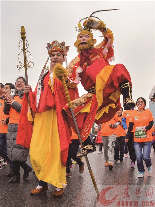 奔驰的“风景线”——2016黄石磁湖国际半程马拉松掠影 奔驰的“风景线”——2016黄石磁湖国际半程马拉松掠影