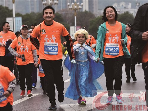 奔驰的“风景线”——2016黄石磁湖国际半程马拉松掠影 奔驰的“风景线”——2016黄石磁湖国际半程马拉松掠影