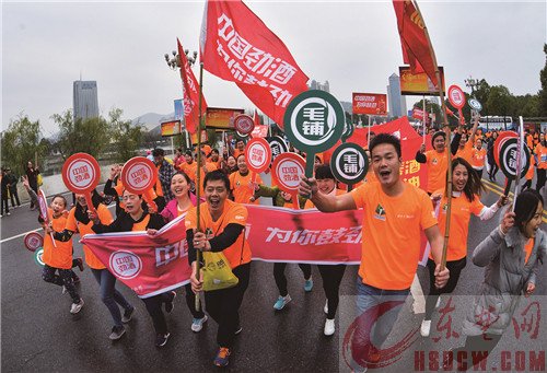 奔驰的“风景线”——2016黄石磁湖国际半程马拉松掠影 奔驰的“风景线”——2016黄石磁湖国际半程马拉松掠影