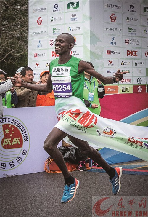 奔驰的“风景线”——2016黄石磁湖国际半程马拉松掠影 奔驰的“风景线”——2016黄石磁湖国际半程马拉松掠影