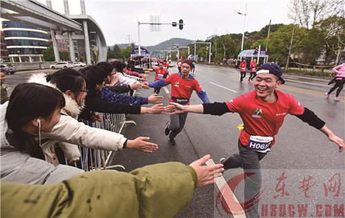 奔驰的“风景线”——2016黄石磁湖国际半程马拉松掠影 奔驰的“风景线”——2016黄石磁湖国际半程马拉松掠影