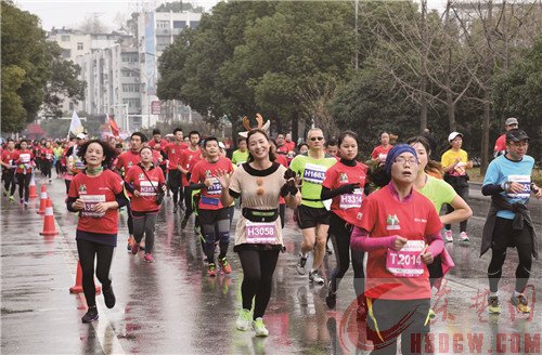 奔驰的“风景线”——2016黄石磁湖国际半程马拉松掠影 奔驰的“风景线”——2016黄石磁湖国际半程马拉松掠影