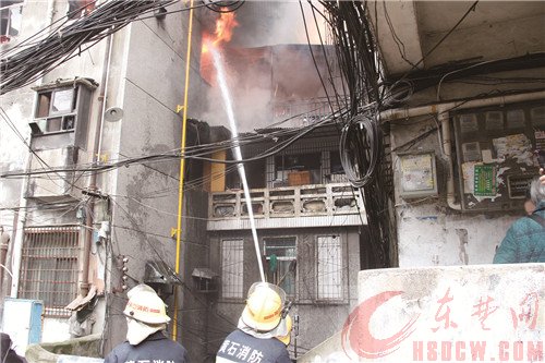 中窑湾一居民家中失火 楼上4人被困 1岁男童较先被消防官兵救出
