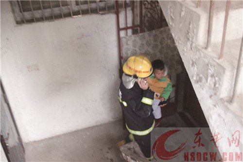 中窑湾一居民家中失火 楼上4人被困 1岁男童较先被消防官兵救出