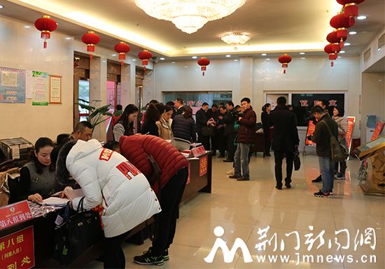 图为报到现场