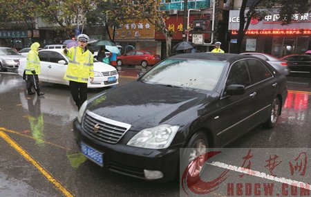 民警疏导交通
