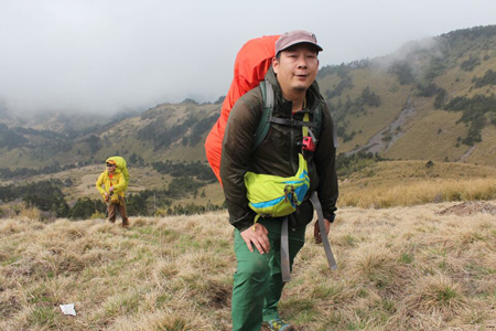 幸福就是在家门口登山休闲