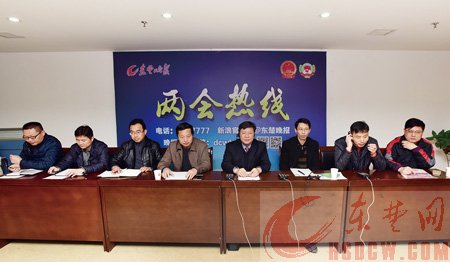 市人社局做客东楚晚报两会热线 咨询电话不断 较后延时10分钟 没办理社会保障卡的人员请抓紧