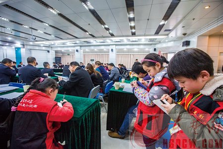 东楚晚报小记者现场采访政协委员