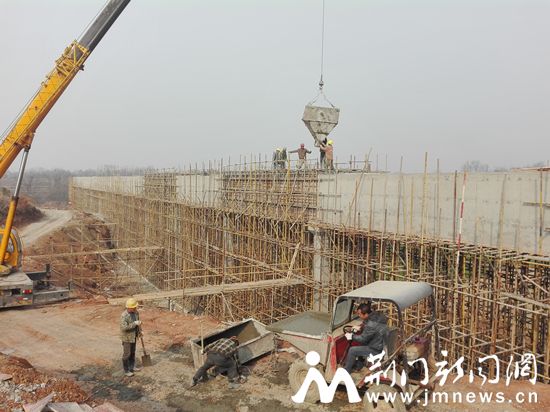 钟祥市冷水镇邓庙村的张家院渡槽一处施工现场_副本