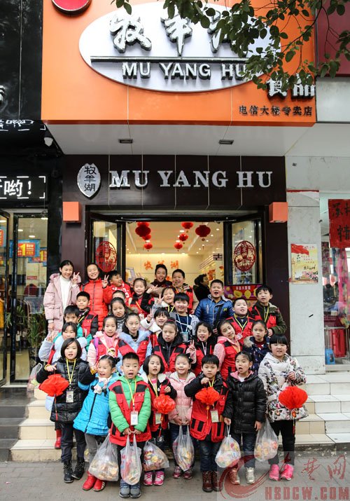东楚晚报“过年七天乐”之五“打一次经济年货” 饱含爱心的港饼跟着小记者们回家啰