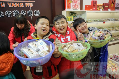 东楚晚报“过年七天乐”之五“打一次经济年货” 饱含爱心的港饼跟着小记者们回家啰