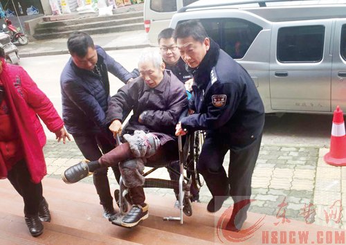 上门接老人办证