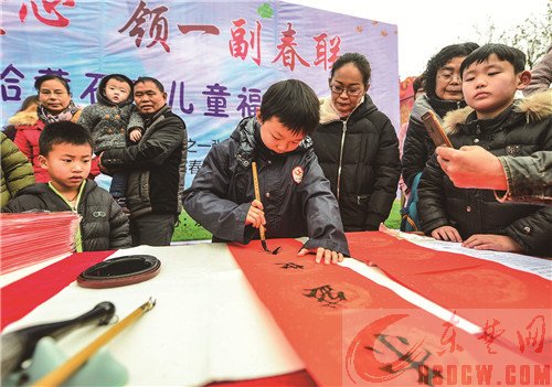 东楚晚报“献一份爱心 领一副春联”送温暖活动圆满结束 万余爱心款让孩子们过个温暖年