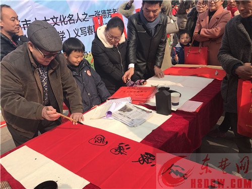 东楚晚报“献一份爱心 领一副春联”送温暖活动圆满结束 万余爱心款让孩子们过个温暖年