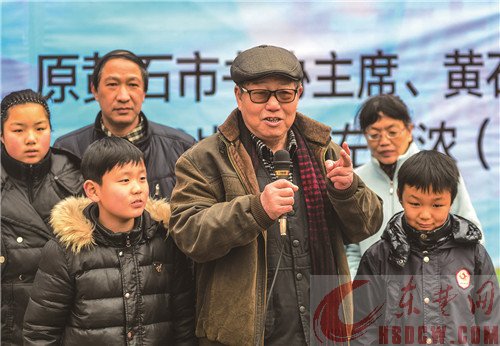 东楚晚报“献一份爱心 领一副春联”送温暖活动圆满结束 万余爱心款让孩子们过个温暖年