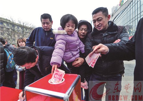 东楚晚报“献一份爱心 领一副春联”送温暖活动圆满结束 万余爱心款让孩子们过个温暖年