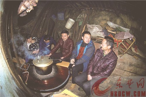 王英镇新屋村34户贫困户2016年底全部脱贫 围炉夜话去岁新年 他们对东楚晚报记者说——苦了一辈子终于尝到甜滋味 明年我们还要撸起袖子加油干