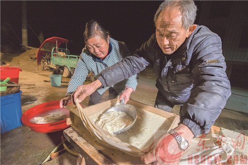 王英镇新屋村34户贫困户2016年底全部脱贫 围炉夜话去岁新年 他们对东楚晚报记者说——苦了一辈子终于尝到甜滋味 明年我们还要撸起袖子加油干