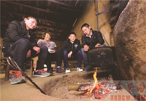 王英镇新屋村34户贫困户2016年底全部脱贫 围炉夜话去岁新年 他们对东楚晚报记者说——苦了一辈子终于尝到甜滋味 明年我们还要撸起袖子加油干