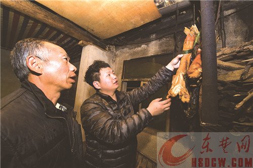 王英镇新屋村34户贫困户2016年底全部脱贫 围炉夜话去岁新年 他们对东楚晚报记者说——苦了一辈子终于尝到甜滋味 明年我们还要撸起袖子加油干