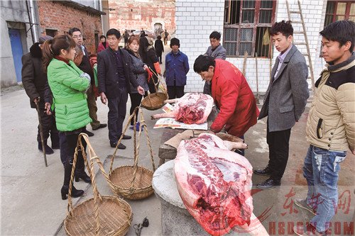 东楚晚报记者“新春走基层” 探访湖北阳新与江西瑞昌交界的枫林镇坳上村 “候鸟”相继归来  山村年味渐浓