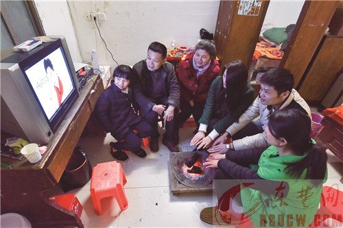 东楚晚报记者“新春走基层” 探访湖北阳新与江西瑞昌交界的枫林镇坳上村 “候鸟”相继归来  山村年味渐浓