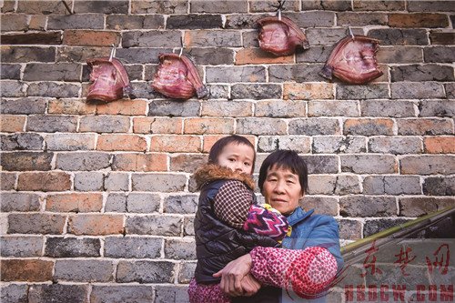 东楚晚报记者“新春走基层” 探访湖北阳新与江西瑞昌交界的枫林镇坳上村 “候鸟”相继归来  山村年味渐浓