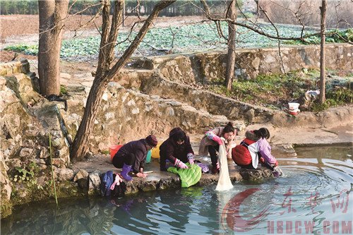 东楚晚报记者“新春走基层” 探访湖北阳新与江西瑞昌交界的枫林镇坳上村 “候鸟”相继归来  山村年味渐浓