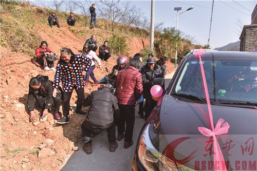 东楚晚报记者“新春走基层” 探访湖北阳新与江西瑞昌交界的枫林镇坳上村 “候鸟”相继归来  山村年味渐浓