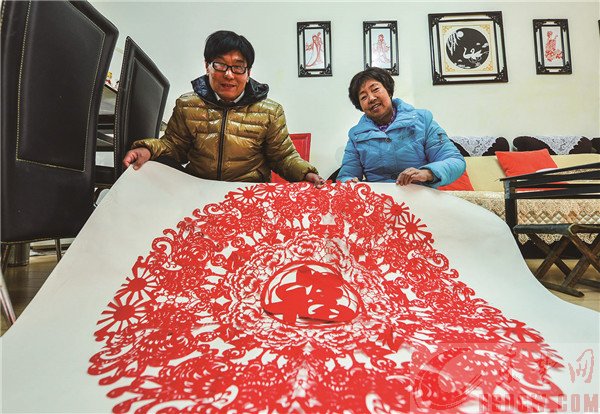 剪纸作品《金鸡送福》