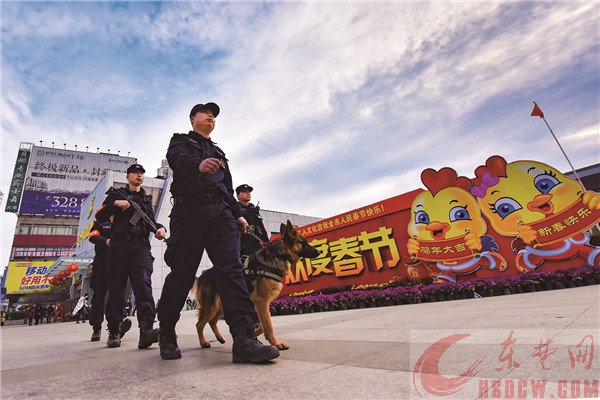 市公安局特警支队民警在工人文化宫广场执行巡逻任务