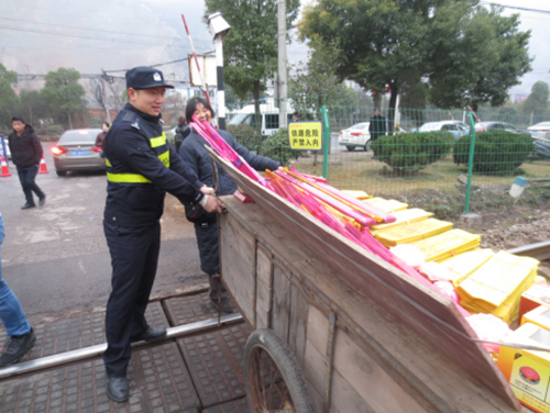 武汉铁路警方全力确保节假日期间东方山道口安全